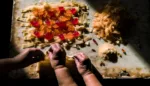 طبق مبروشة الأصلية بالمربى والزبدة مع لون ذهبي شهي