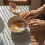 خلطة طبيعية توضح أهم استخدامات السكر الجمالية لتقشير الوجه